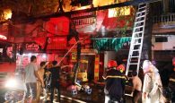 Cháy lớn ở Đê La Thành nhiều cửa hàng bị thiêu rụi, người dân hoảng loạn