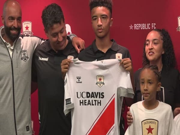 Da'Vian Kimbrough cũng là cầu thủ trẻ nhất thi đấu chuyên nghiệp