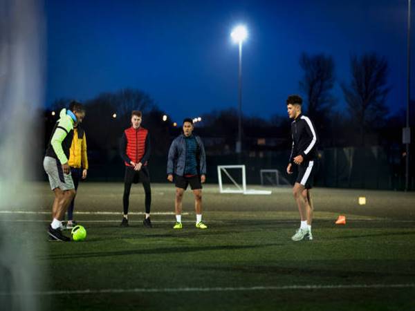 Yếu tố chiến thuật cần lưu ý khi thực hiện kỹ thuật chuyền bóng mở biên