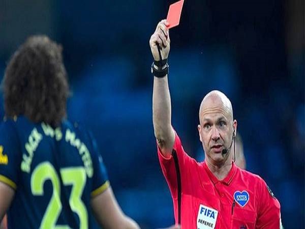Quy định FIFA: Bị thẻ đỏ có được đá chung kết không?